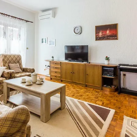 Three-bedroom Meden Appartamento *