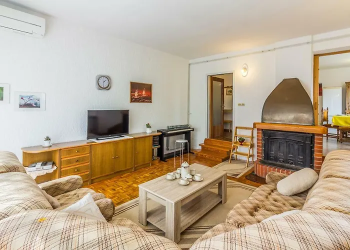 Three-bedroom Meden 아파트 *