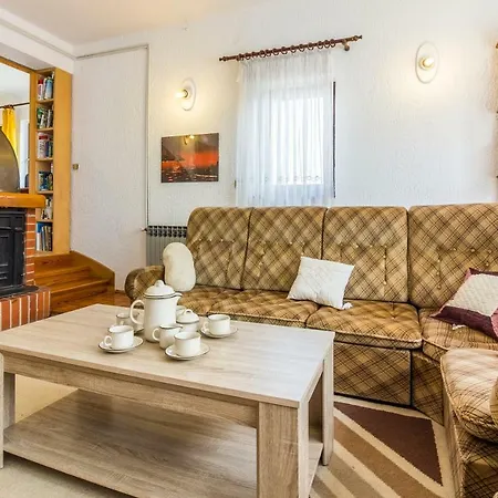 Apartment Three-bedroom Meden