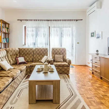 Three-bedroom Meden Apartman *